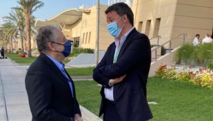 Renzi nei paddock del Gp di Formula 1 in Bahrain. Le proteste sui social: "Noi in zona rossa e lui a divertirsi". La replica di Iv: "Ha sempre rispettato le regole"