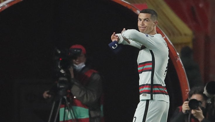 La protesta di Cristiano Ronaldo dopo il gol fantasma alla Serbia