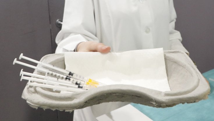 Vaccini, Speranza firma intesa con i farmacisti. L'arrivo di Johnson & Johnson previsto il 19 aprile