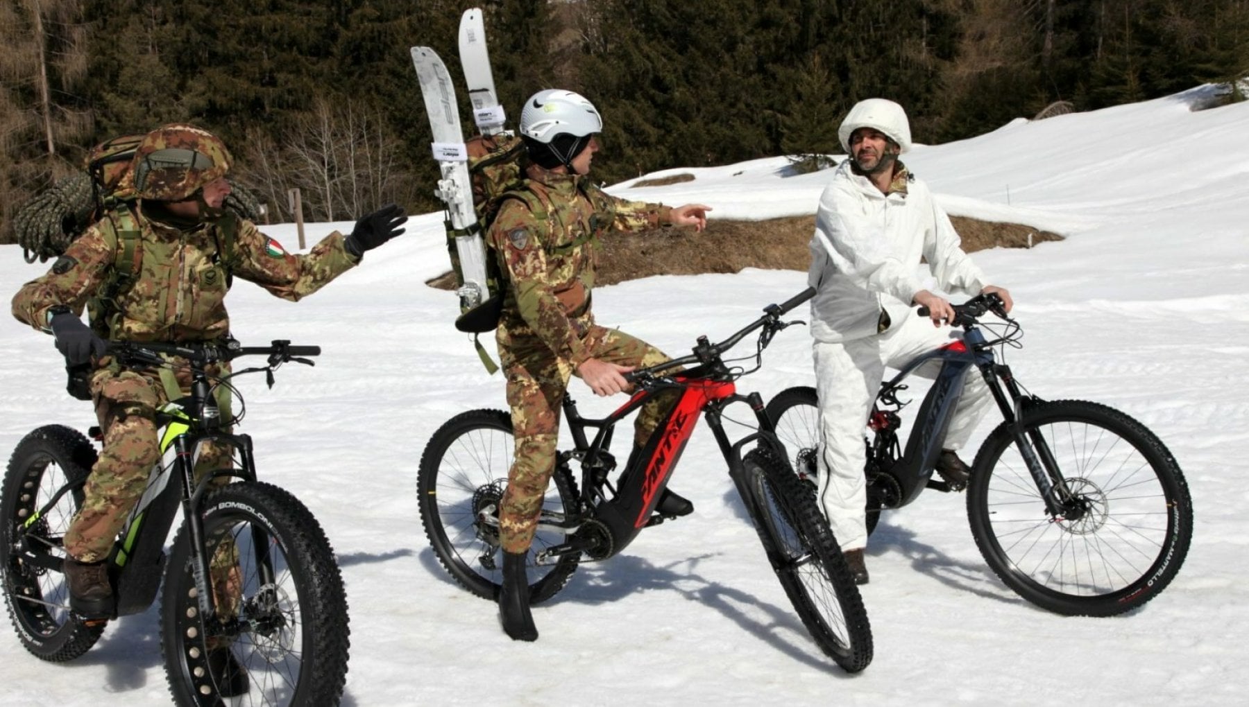 Alpini sulla bicicletta elettrica Fantic per pattugliare i sentieri  innevati - la Repubblica