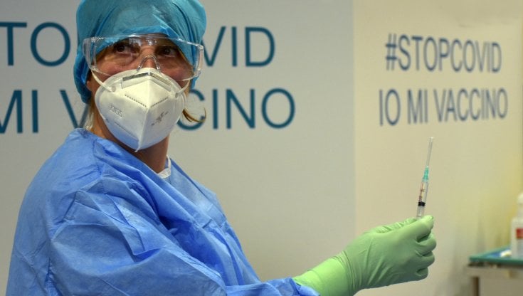 Vaccini, superati i 10 milioni di somministrazioni. Veneto: "Dosi esaurite a giorni, fermiamo le iniezioni"