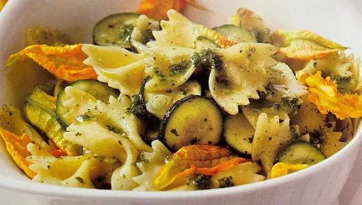 Farfalle con pesto e zucchine