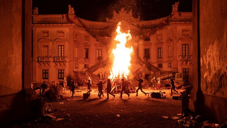 <a href="https://video.repubblica.it/serietv/fumarola-anna/385326?video">Niccol&ograve; Ammaniti: "Il virus era una necessit&agrave; artistica ma la realt&agrave; ha superato la fantasia"</a>