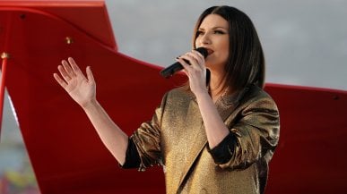 Laura Pausini perde l'Oscar e addenta un hamburger: Torno in Italia felice"