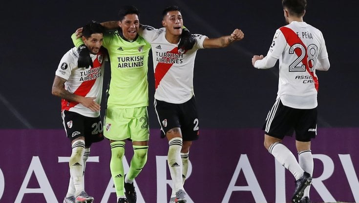 Enzo Perez festeggiato dai compagni a fine partita