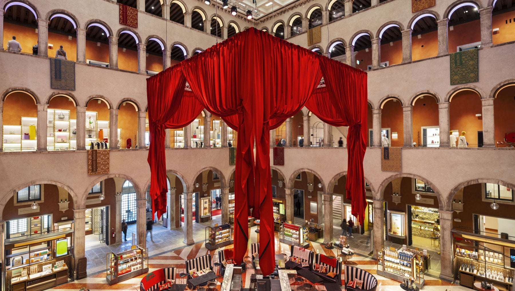 Su il sipario Maarten Baas al Fondaco dei Tedeschi la Repubblica