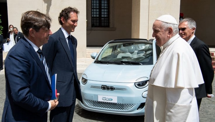 I vertici di Stellantis da Papa Francesco, al Quirinale e da Draghi: "Valori e impegno per una mobilità sostenibile" 