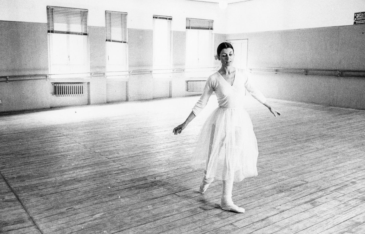 Carla E In Equilibrio In Piedi Su Una Scala