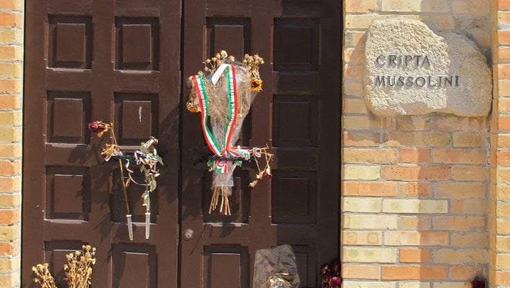L'ingresso della cripta Mussolini nel cimitero di San Cassiano a Predappio (Ansa)