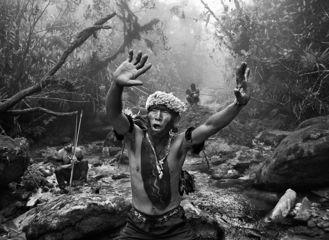 Copyright Sebastiao Salgado / ContrastoLo sciamano Yanomami interagisce con gli spiriti prima di un'ascesa a Pico da Neblina.Stato dell'Amazzonia, Brasile, 2014