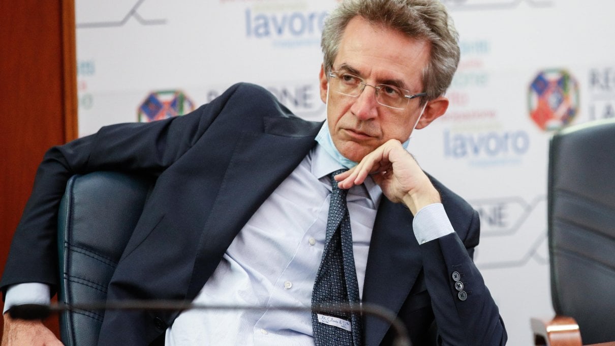 Ex rettore contro l'ex pm. Napoli &egrave; allo stremo, ma la campagna elettorale si apre sulla Juventus