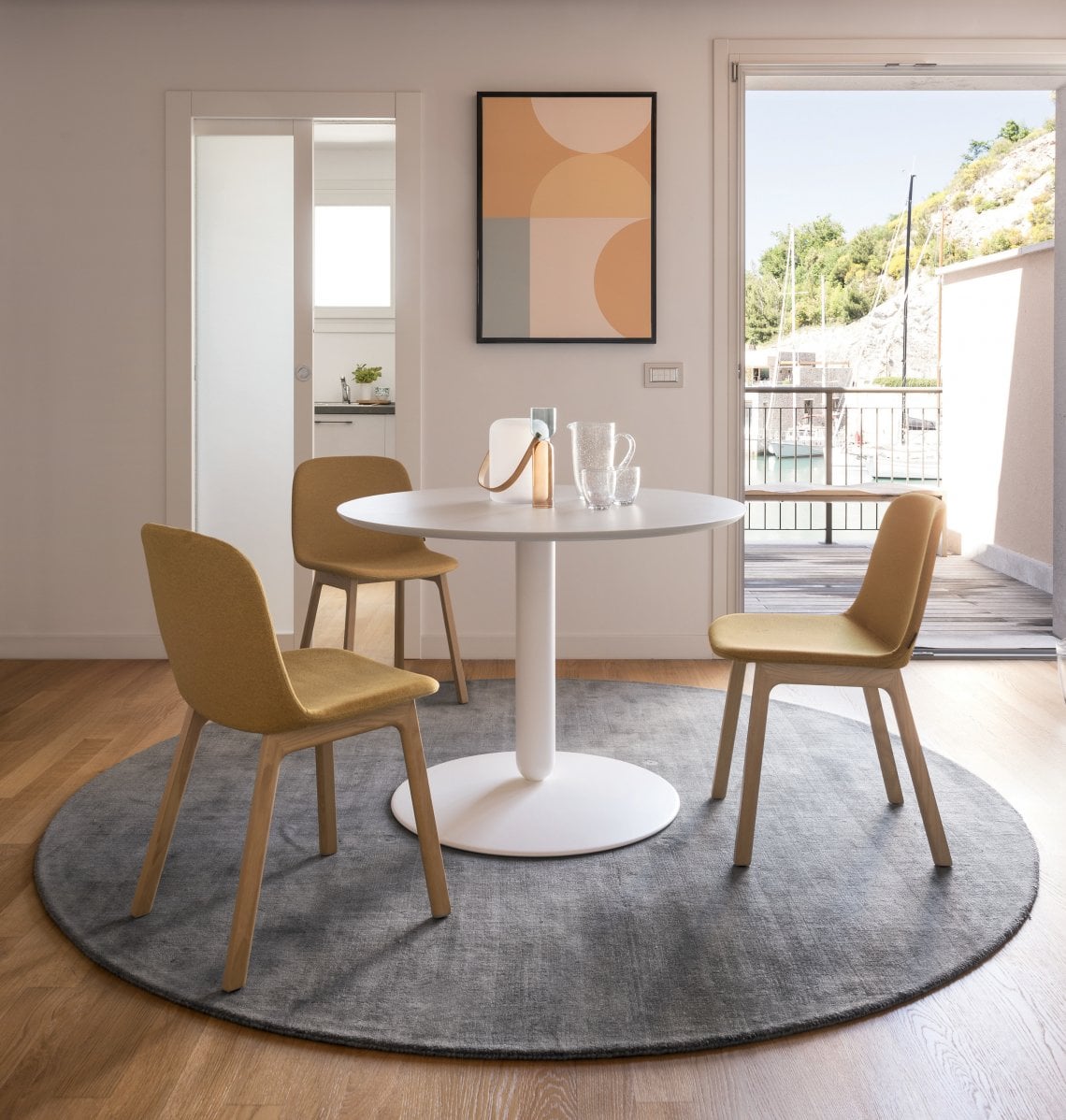 Vela di E-ggs: la sedia dai colori caldi che si abbina al tavolo rotondo Balance di Pio &amp; Tito Toso, e a Medley, il tappeto di Calligaris Studio. Di Calligaris