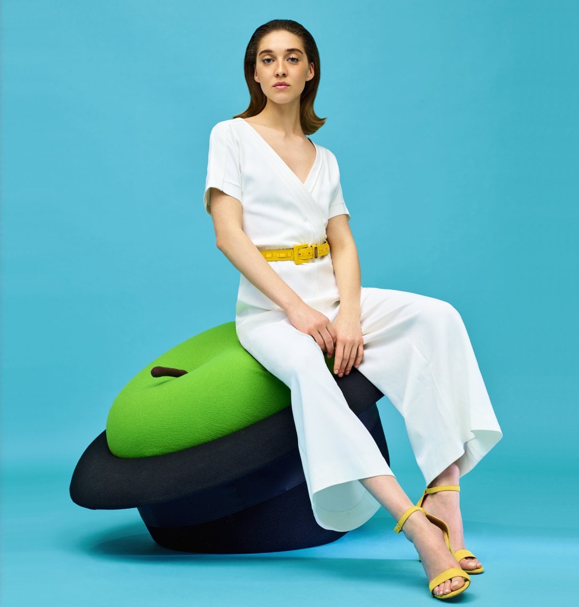 Mela verde e bombetta nera, elementi tipici delle opere di Ren&eacute; Magritte, in una reinterpretazione di Sebasti&aacute;n Matta per Gufram: MAgriTTA il pouf/scultura