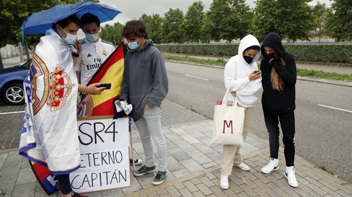 I tifosi del Real fuori da Valdebebas