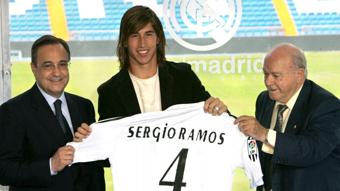 Sergio Ramos il giorno della presentazione, l'8 settembre del 2005. Con lui Florentino Perez e Alfredo Di Stefano