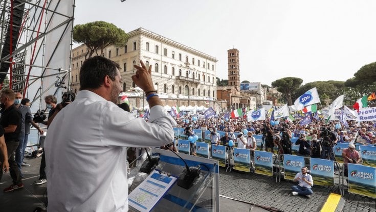 Lega in piazza a Roma, palco azzurro e palloncini tricolore. Salvini: "Basta gelosie, il centrodestra si unisca". Scontro con Anm sulla giustizia