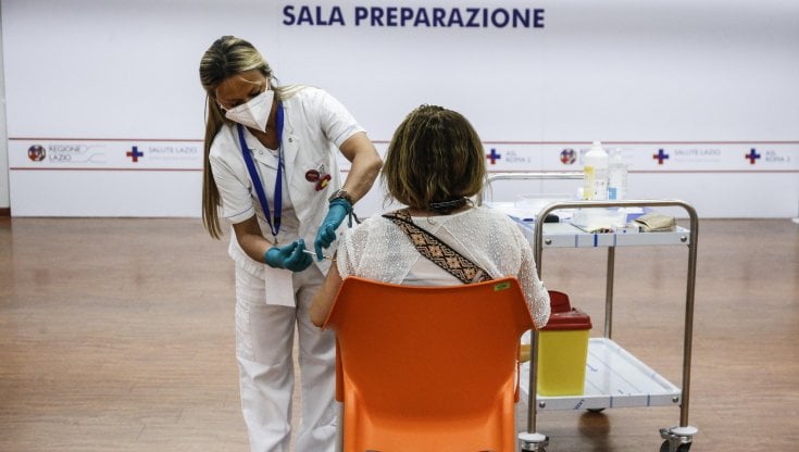 Vaccini, Figliuolo annuncia meno dosi Pfizer. Via le mascherine, pressing sul Cts 