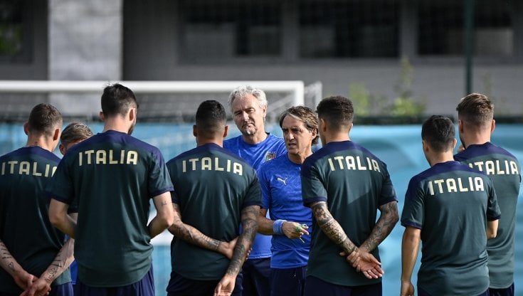 Il ct Roberto Mancini, 56 anni, con la squadra sui campi dell&rsquo;Acqua Acetosa a Roma: 10 vittorie nelle ultime 10 partite