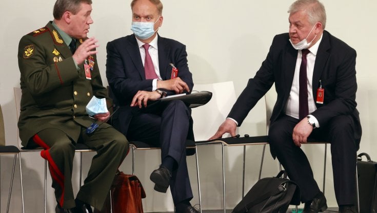 L'ambasciatore Anatolj Antonov tra il capo di Stato maggiore russo Valerj Gerasimov (a sinistra) e l'inviato russo in Siria Aleksander Lavrentiev