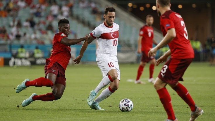 Mercato, l'Inter soffia Calhanoglu al Milan: "Ho raggiunto l'accordo"