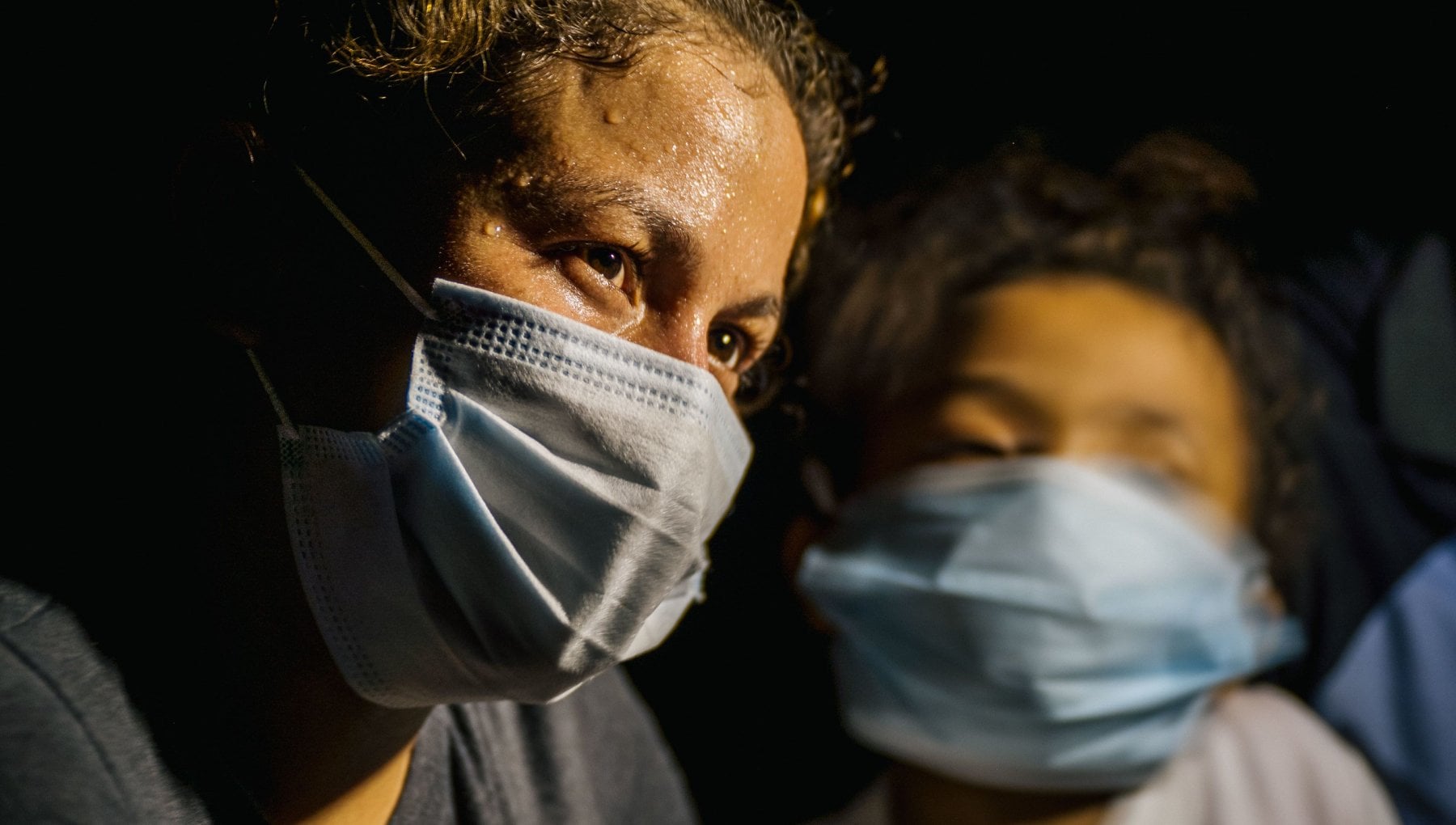 Due migranti sul confine tra Messico e Stati Uniti il 16 giugno scorso. Credit: Brandon Bell/Getty Images/AFP