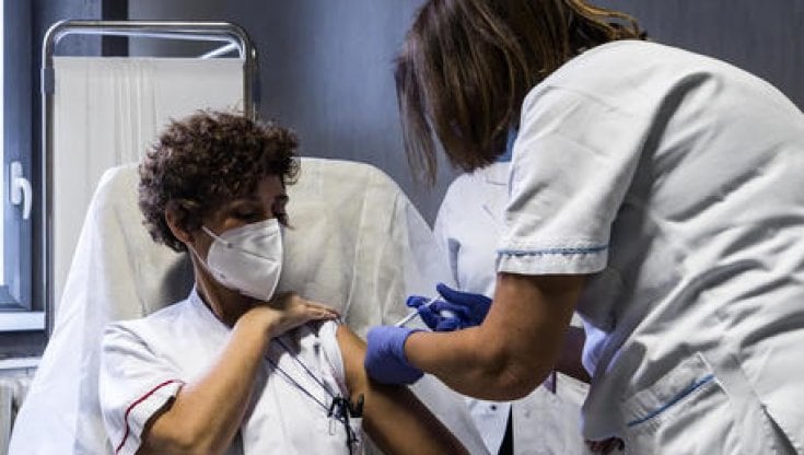 Covid, ordine dei medici: "Sospensione ex lege per sanitari non vaccinati"