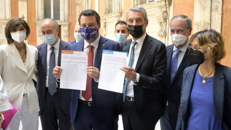 Il leader della Lega, Matteo Salvini, in posa con Annamaria Bernni (FI); Lorenzo Cesa (Udc), Antonio De Poli (Udc); Roberto Calderoli (Lega) e Giulia Bongiorno (Lega)