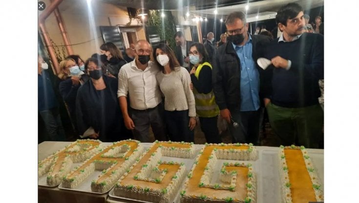 La torta Raggi servita al termine&nbsp;di un banchetto a Ostia in occasione&nbsp;di un recente appuntamento elettorale