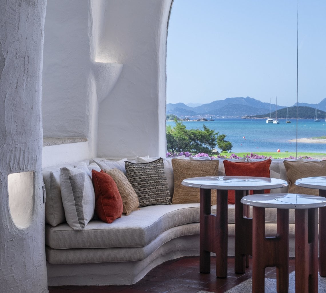 Sedute e cuscini relax nella zona lobby con vista