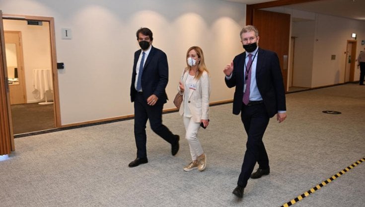 Giorgia Meloni a Bruxelles con Raffaele Fitto e Carlo Fidanza
