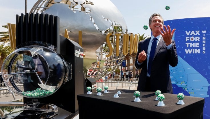 Il governatore Gavin Newsom durante una lotteria pro vaccini agli Universal Studios di Hollywood