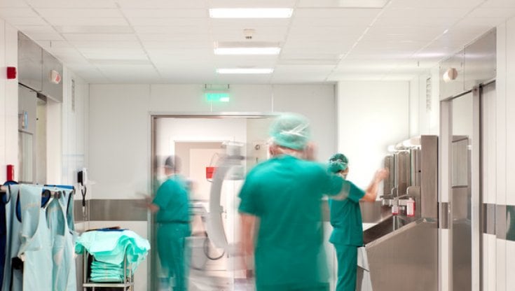 Veneto, la Regione dà l'ultimatum ai sanitari no vax: "Avete ancora pochi giorni per vaccinarvi, poi ci sarà la sospensione"