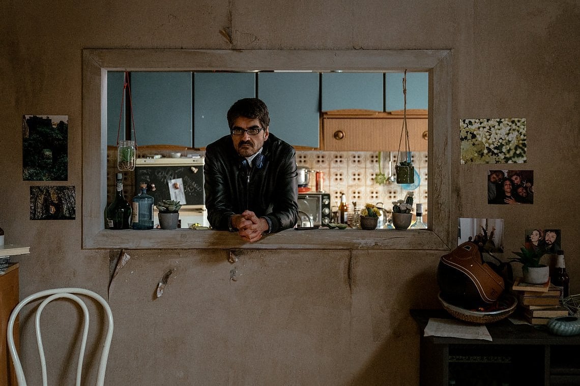 Il regista Roan Johnson e, sopra, al centro con i protagonisti del film