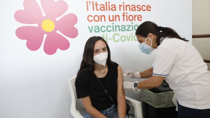 Vaccini, le Regioni a secco di fiale ora anticipano i richiami