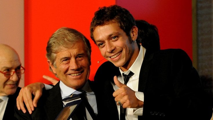 Giacomo Agostini, 79 anni, con Valentino Rossi, 42