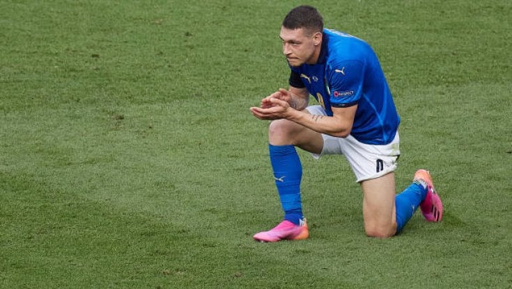L'Italia e gli inginocchiati: sì, ma solo se lo fanno gli avversari