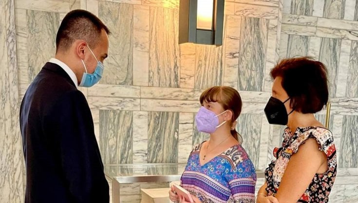 Luigi Di Maio con la piccola Greta e sua madre