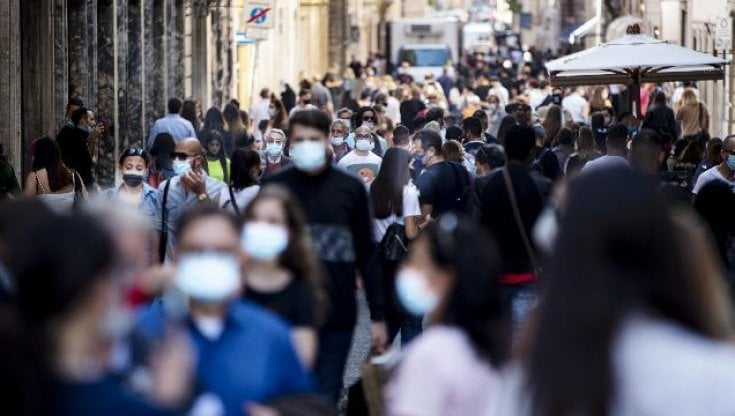 Covid, via le mascherine all'aperto. Figliuolo: " Su AstraZeneca potevamo comunicare meglio"