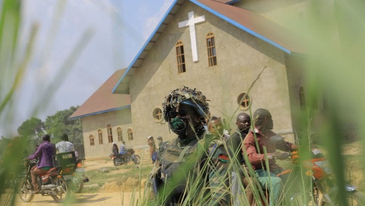 Peacekeeper malawiani della missione Onu Monusco davanti alla chiesa di Beni dove &egrave; scoppiata una bomba