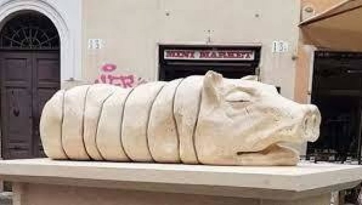 Il monumento alla porchetta nel quartiere romano di Trastevere