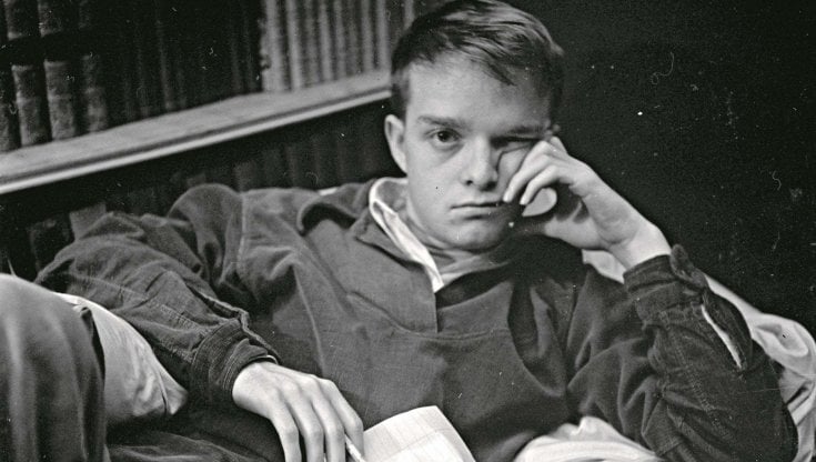 Un ritratto giovanile di Truman Capote nel suo appartamento a New York
