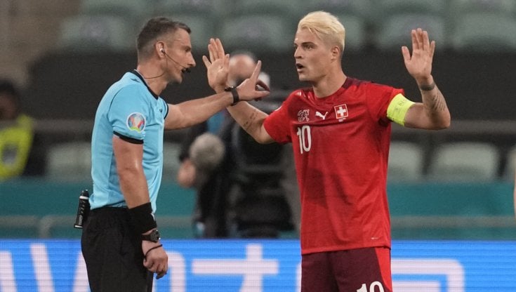 Vincic parla con Xhaka durante Svizzera-Turchia
