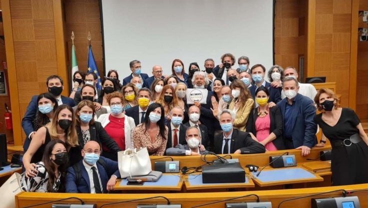 Beppe Grillo con un gruppo di deputati, il 24 giugno subito dopo il primo schiaffo a Conte