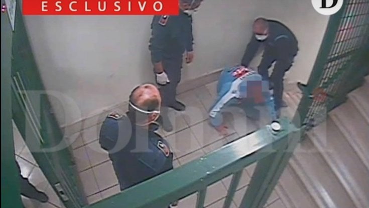Un fermo immagine dal video del pestaggio nel carcere di Santa Maria Capua Vetere