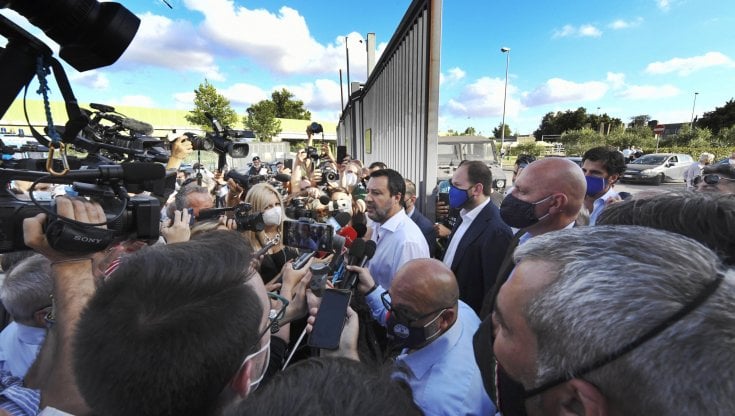 Matteo Salvini all'esterno del carcere di Santa Maria Capua Vetere&nbsp;
