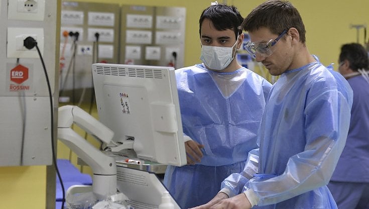 No vax, immigrati irregolari, anziani già malati. Ecco chi sono oggi le vittime del Covid