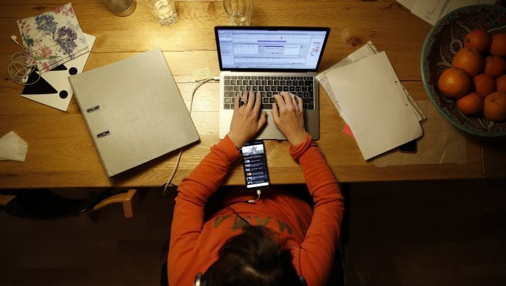 Ue, nell'anno del Covid il reddito da lavoro cala del 7%. Sale il rischio povertà per l'Italia