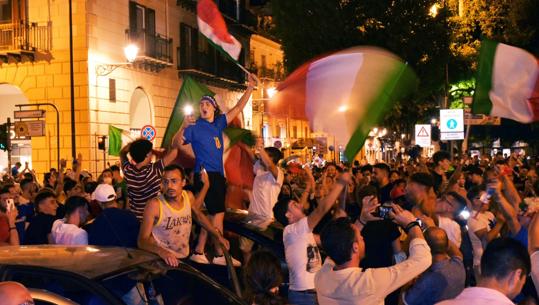 Festeggiamenti Per Gli Azzurri In Finale Agli Europei Notte Magica Da 