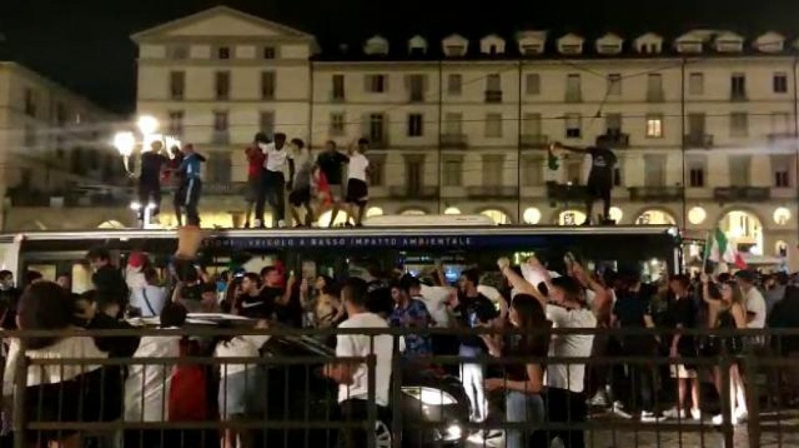 Festeggiamenti Per Gli Azzurri In Finale Agli Europei Notte Magica Da 