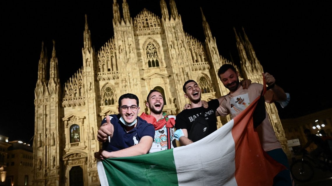Festeggiamenti Per Gli Azzurri In Finale Agli Europei Notte Magica Da 